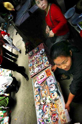 泰寧街舊貨市場黃碟泛濫，監管困境與市場調查